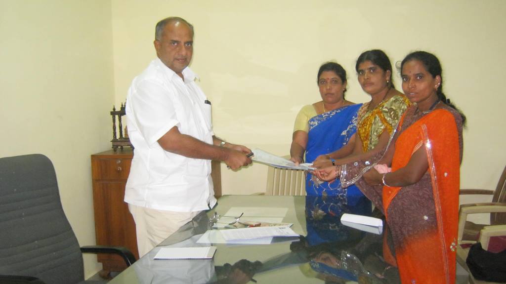 Sugrama memorandum submission to Mahadev Prasad Co-operative minister, Govt. of Karnataka Sugrama memorandum submission to Mahadev Prasad Co-operative minister, Govt. of Karnataka