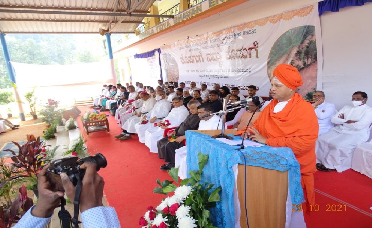 Sri. Ni. Pra.Swa. Sri.Sri. Shanta Mallikarjuna Swamiji addressing the gathering