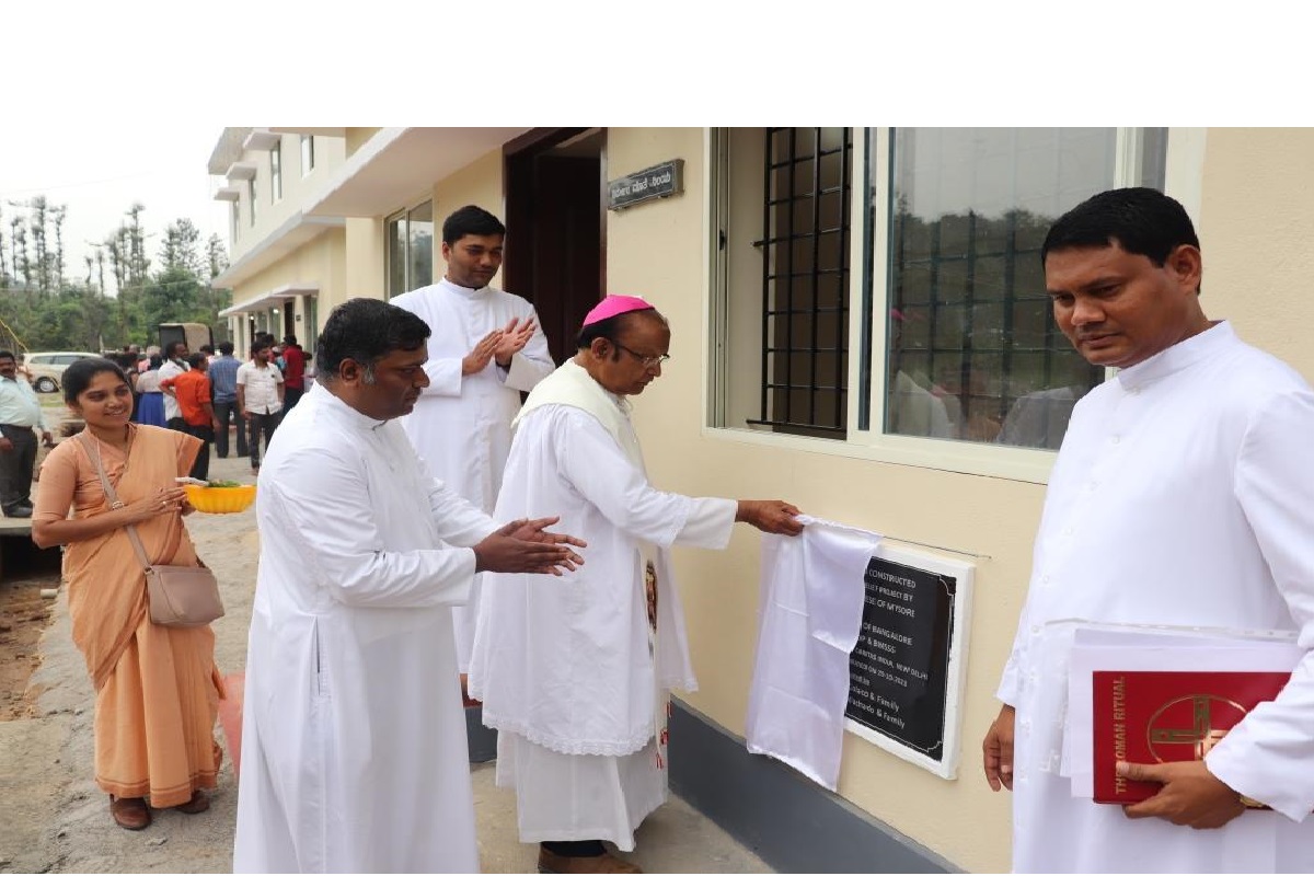 Most Rev. Dr. Thomas Anthony Vazhapilly -Bishop Emeritus of Mysore Diocese unveiling the stone