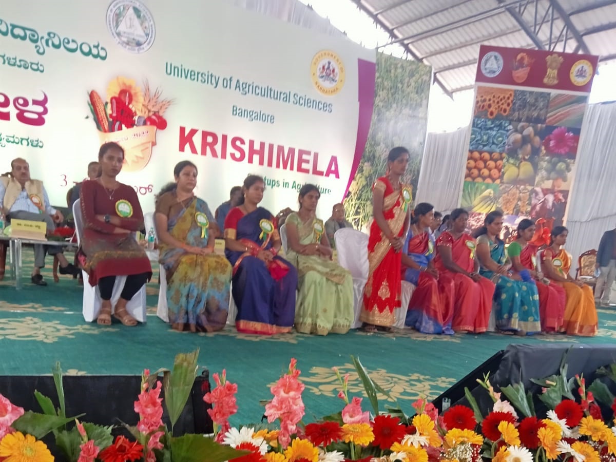 Model Women Farmer HonoShruthi Ankegowda honoured as model women farmer - H D Kote